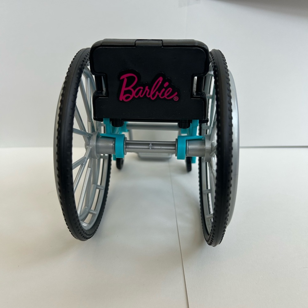 Fashionista #132 Wheelchair Barbie + Wheelchair ramp - Picture 5 of 7